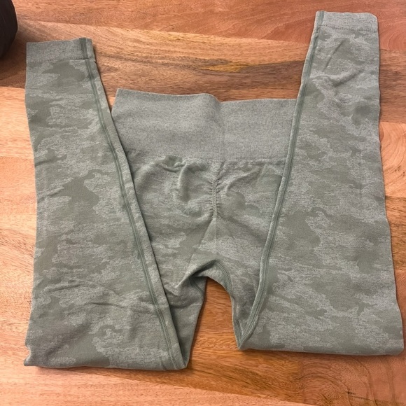 Cami green Gymshark scrunch butt seamless leggings size medium - Picture 2 of 3